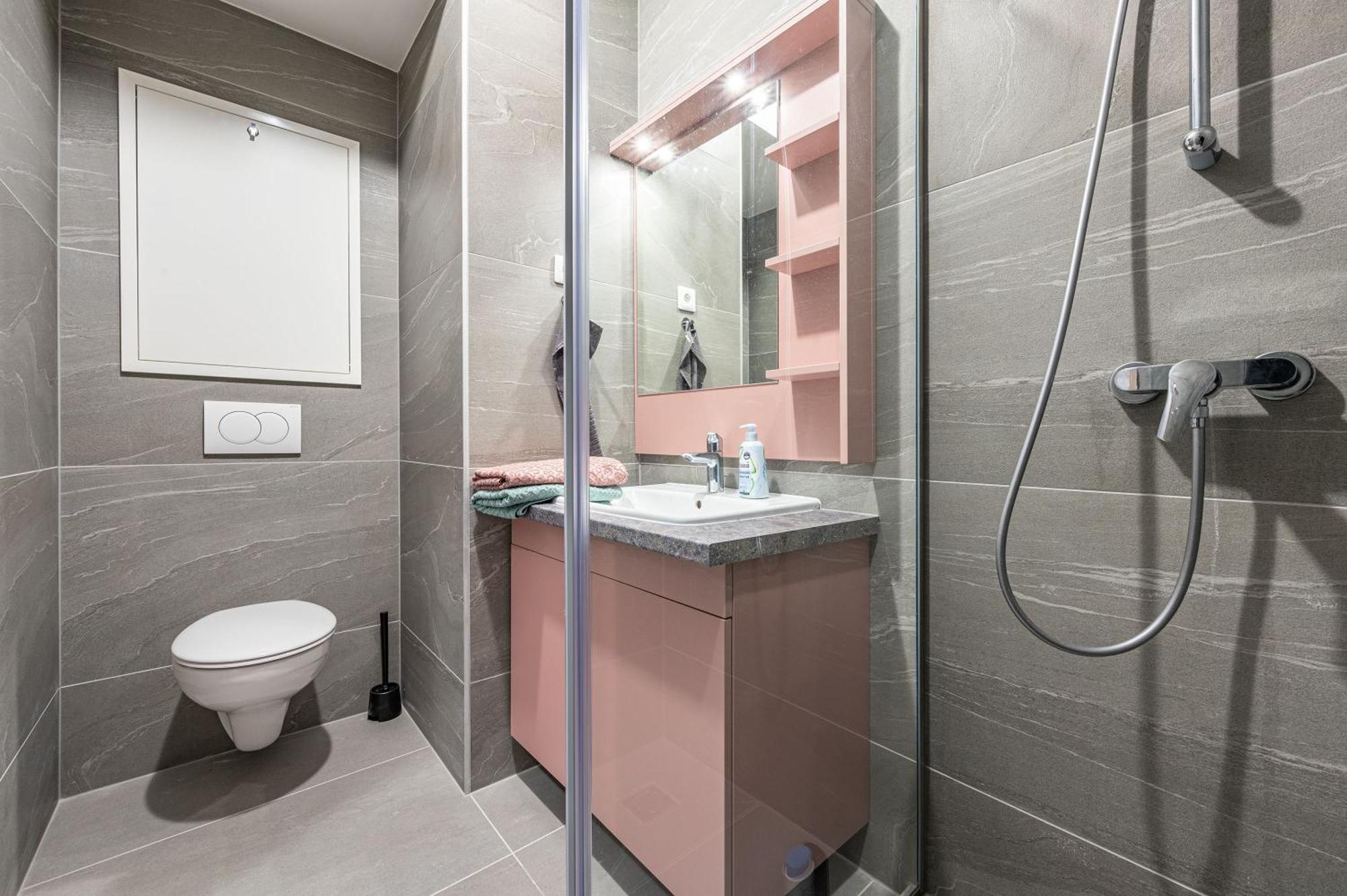 With Garage And Balcony In Center Apartman