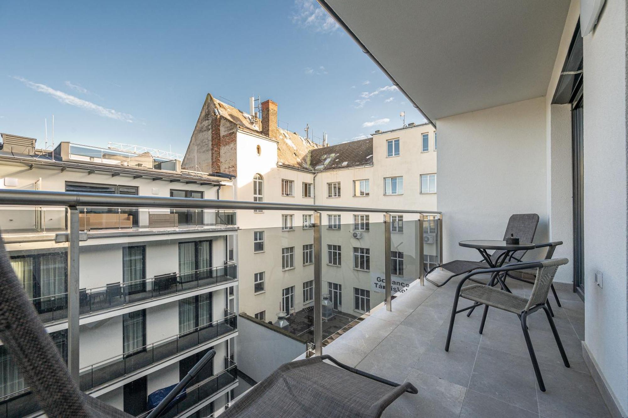 With Garage And Balcony In Center Apartamento